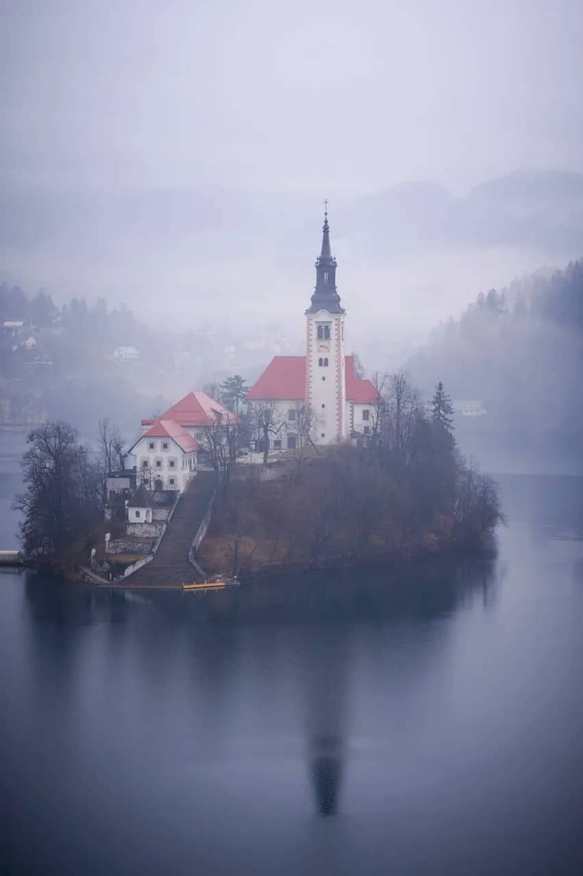 You've come to the correct spot to learn about Slovenia's magnificent scenery as we highlight its most notable locations in this exquisite European gem. We'll take you on an unforgettable tour with stops at the scenic Lake Bled and the medieval city of Ljubljana. Slovenia is a little central European country that is begging to be explored. Slovenia is an excellent destination for travellers looking for adventure, tranquillity, and a little bit of history because of its diverse landscapes, vibrant culture, and plenty of outdoor activities. We'll take you on a tour of the top sights in Slovenia with our comprehensive guide. Everything is available in Slovenia, from the well-known to the less-travelled.